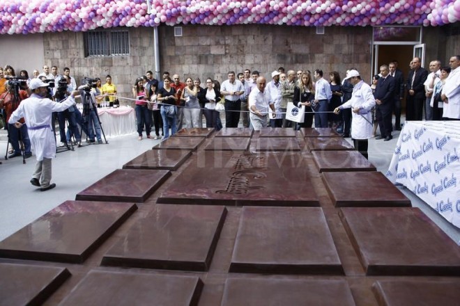 1284392111-worlds-biggest-chocolate-bar--yerevan_439211